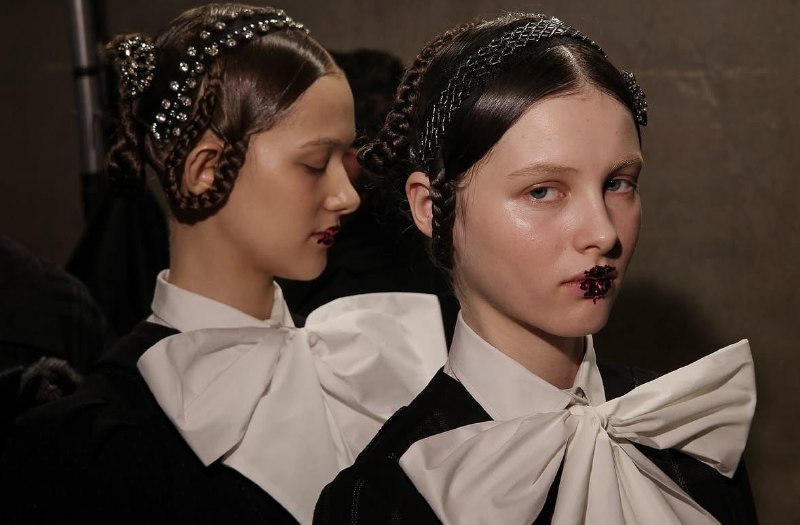 Косы возвращаются в мир моды? Разбираю замеченный мной трендFall Winter 2025 Fashion show