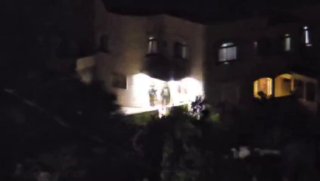חלק מכוחות הכיבוש מסתערים על בית בעיירה קבאטיה, דרומית לג'נין