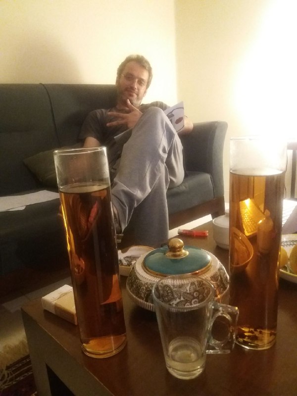 امیرحسین خوش حال: هرجا میریم هی میگن چرا چای نمیخورین؟ چای خوبه و چای فلانه و بهمانه... بابا ما سالها اینجوری چای میخوردیم... یا توو کاسه