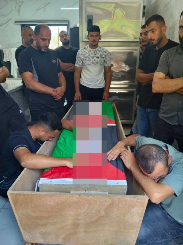 בתוך אווירת עצב... מראות מהובלת גופת קורבן הרצח, ישראא שוואחנה, לעיר הולדתה בסילת אל-חריתיה, שם נערכו עליה…