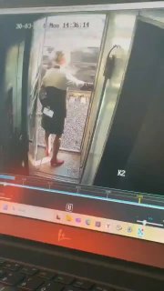 Пассажир поезда вытолкнул проводницу из вагона в Костромской области. У женщины диагностирован компрессионный перелом позвоночника.ЧП произошло в поезде №149/150 Челябинск – Санкт-Петербург во время стоянки на станции Поназырево в Костромской области. По п