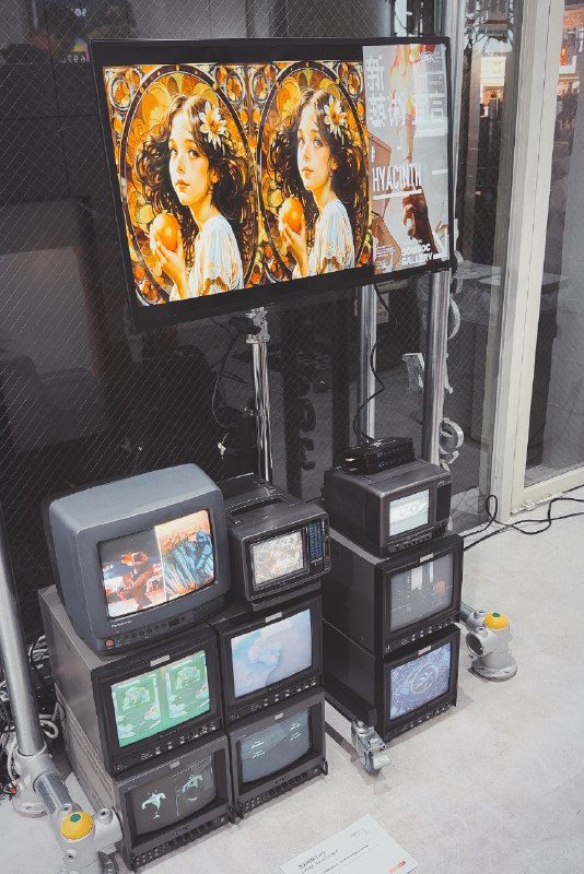 顺利结束了东京的展览！感谢CCS邀请，能和这么多大佬同台展览&分享，这次真的解锁了超多新体验：✅ 设计了一场海外展览和峰会的主视觉，特别特别感谢忠忠的远程全力支持，还有屹州全日文无障碍沟通！✅ 在东京的画廊@SOMSOCGallery 展出了我和@海辛Hyacinth 的作品&工作流；✅ 在原宿的超大屏上播放了我们的作品；✅ 甚至在开放麦上做了人生第一次的全英演讲（中间卡壳还好有海佬救场）期待下一站，CCS牛逼，开源牛逼！#ccs 东京站顺利结束了东京的展览！感谢CCS邀请，能和这么多大佬同台展览&分享，这次真的解锁了超多新体验：✅ 设计了一场海外展览和峰会的主视觉，特别特别感谢忠忠的远程全力支持，还有屹州全日文无障碍沟通！✅ 在东京的画廊@SOMSOCGallery 展出了我和@海辛Hyacinth 的作品&工作流；✅ 在原宿的超大屏上播放了我们的作品；✅ 甚至在开放麦上做了人生第一次的全英演讲（中间卡壳还好有海佬救场）期待下一站，CCS牛逼，开源牛逼！#ccs 东京站