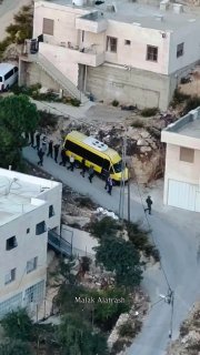 בסרטון נראים כוחות ישראל עוצרים קבוצת אזרחים באזור עין דיר בהא בעיר ומכריזים עליה כשטח צבאי סגור.