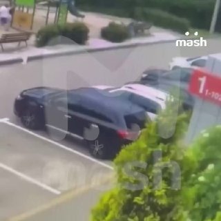 Двухлетний ребёнок за рулём автомобиля выехал на площадку, где в этот момент играли другие дети. Авария случилась в Воронеже в переулке Автоматчиков.По словам очевидцев, мальчик сидел на водительском, на пассажирском была его мама. Легковушка внезапно трон