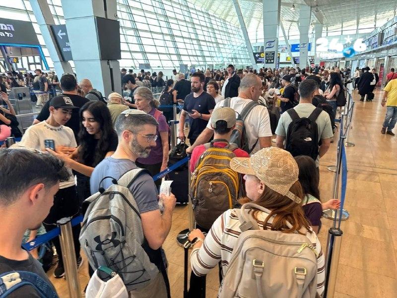 🇮🇱 נוסעים בנתב"ג מתלוננים על תורים ארוכים בכניסה וביציאה מהארץ - בעיקר בשלב בידוק כבודת היד.