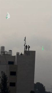 חיילי ישראל יושבים על גג בניין בשכם בזמן התקיפה על העיר