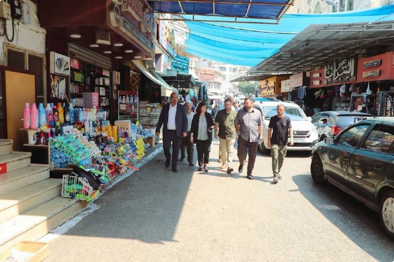 ראש עיריית שכם מבקר את השוק המזרחי ורחוב חטין כדי לעקוב אחר ארגון השווקים ושמירה על זכותם של הולכי הרגל.