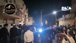 🇮🇱 ניסיון מעצר בבית שמש, הרקע לא ברור. המונים הוזעקו למקום, והשוטרים עזבו ללא ביצוע מעצר.