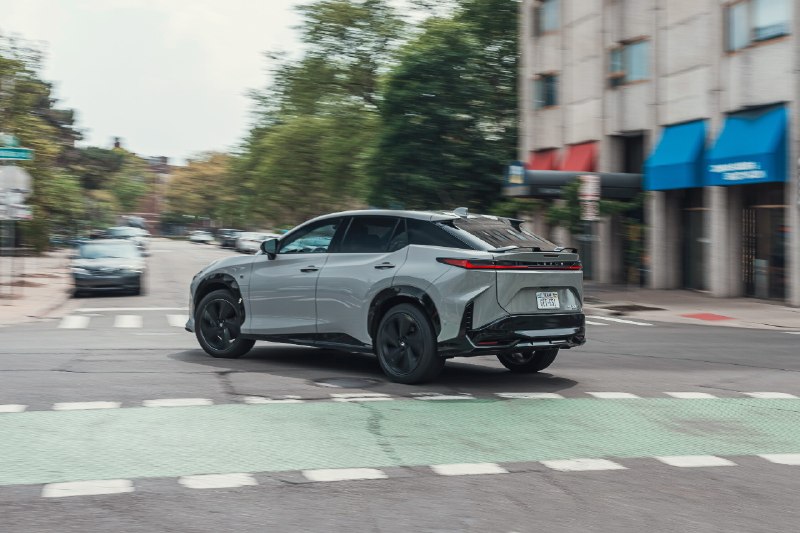 Lexus будто сам себе сказал: «Так, давайте ещё раз, но нормально». Обновлённый RZ 2026 получил то, ч