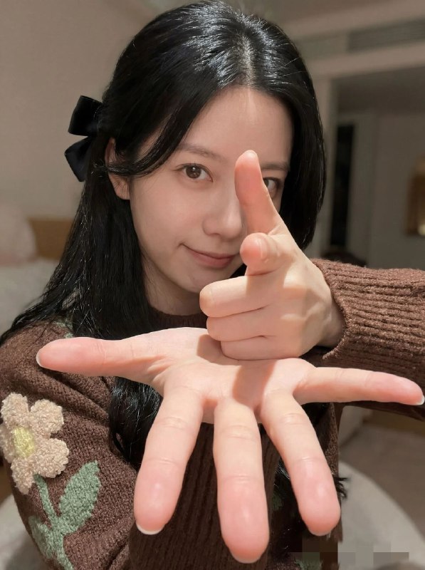 ⚠️网恋防诈骗能力测试⚠️1）以下图片是否包含真人拍摄的照片？2）以下由AI生成的图片存在哪些瑕疵？⚠️网恋防诈骗能力测试⚠️1）以下图片是否包含真人拍摄的照片？2）以下由AI生成的图片存在哪些瑕疵？