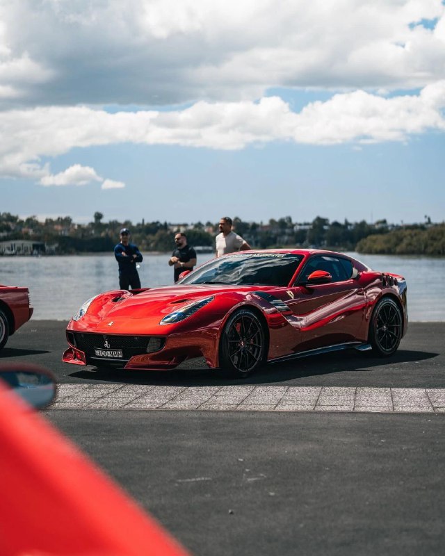 Ferrari F12tdf в цвете Rosso Monza 1
