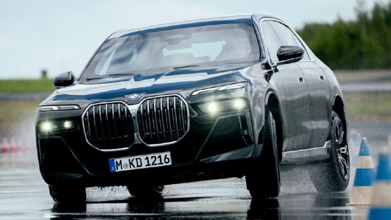 Бронированные баварцы для тех, кому мало просто мощностиBMW устроила закрытый те