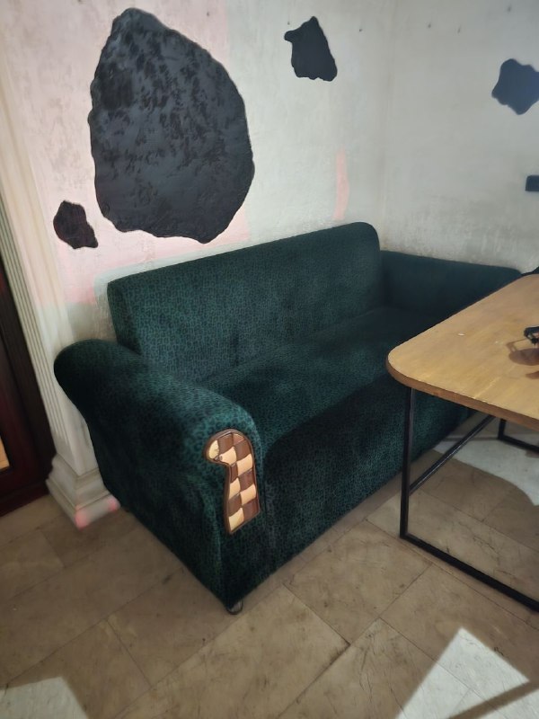Продам диваны 2 шт, в отличном состоянии. 300 лари штука, если сразу 2, то 500. Срочно.