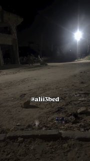 شاب فلسطيني يوثّق القصف الليلي على منازل غزة