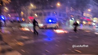 🇫🇷️ - Total chaos in Paris. Police cars are targeted by rioters near Place de la Republique.