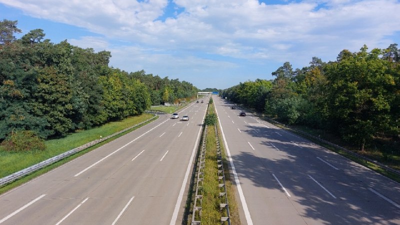 🌞 Пятница, а значит, можно поговорить о приятном - езде по автобану! 🚗⚡ Многие