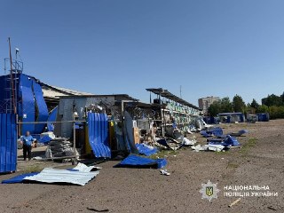Россия нанесла ракетный удар по Черниговской области. 17 человек пострадали, двое погиблиСегодня утром российская армия ударила баллистической ракетой по центру города Прилуки Черниговской области, сообщил глава областной администрации Вячеслав Чаус. По по