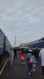 קטר של רכבת נוסעים נפגע מתקיפה רוסית באזור וולין באוקראינה, 2 ק"מ מהגבול הפולני. איש לא נפגע לאחר שקבוצת ני…