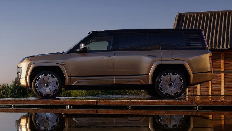 BYD показал флагманский трехрядный внедорожник YangWang U8L 3