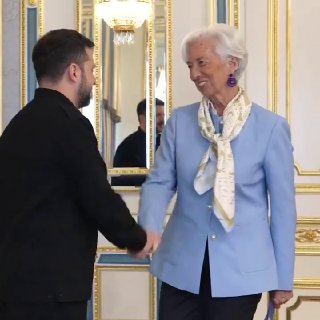 זה מסוכן להגיד שלום לזלנסקי כשהוא מותקף. ככה הוא מקלל. הפעם, ראש הבנק המרכזי של אירופה, כריסטין לגארד, התפט…