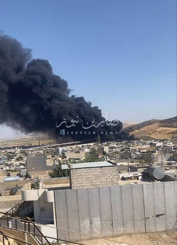 פלומת עשן עולה בנפת סולימניה, הנובעת משריפת מיכל דלק.