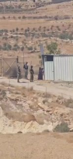 כוחות הכיבוש עוצרים את הפלסטיני עיסא מוסף ומשפחתו לאחר שהסתערו על אזור חווארה במוספר יטא, דרומית לחברון.