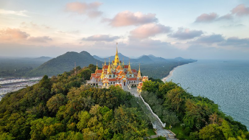 Let's celebrate Songkran!Wat Tang Sai Temple in Ban Krut, Thailand (© Ratnakorn Piyasirisorost/Getty Images)