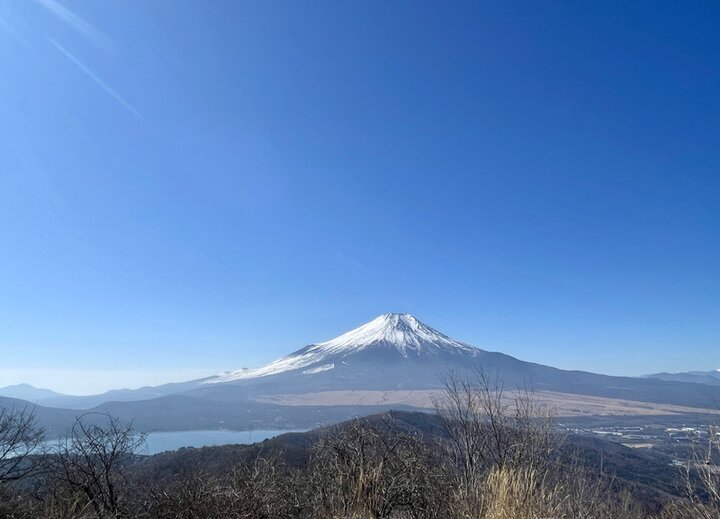 集富士山大景和一線天的山中湖健行路線:石割山