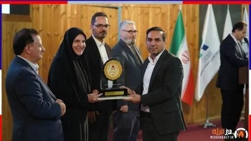 ایلام خبر( اخبار رسمی ایلام): نشان سفیر مسئولیت اجتماعی بر سینه مدیرعامل پتروشیمی ایلاماین نشان به پاس اقدامات پتروشیمی ایلام در سال ۱۴۰۴ در حوزه‌های 