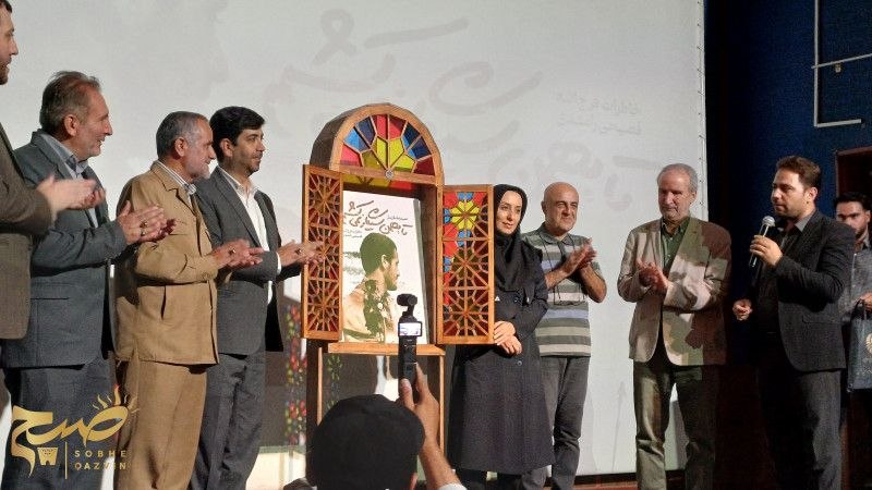 پایگاه خبری صبح قزوین: 🔺 روایتی از یک تصمیم سرنوشتساز در دوران اسارتدر مراسم رونمایی از کتاب «تا بهمن سیگار نمیکشم»، اثر حمید ملازینل و به رو
