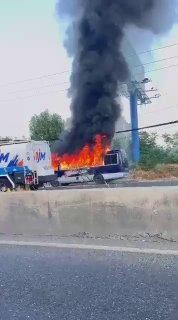 שריפה פרצה באוטובוס תחבורה ציבורית עקב מגע חשמלי בכביש ג'וניה לכיוון ביירות
