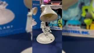 Осталась ли на подошве раздавленная буква I?Disney выпустит в продажу лампу Luxo Jr. из заставки Pixar. Она двигается и издаёт звуки, но светить не может — из-за норвежского производителя ламп Luxo.В продаже с завтрашнего дня, а цена — 100 фунтов стерлинго
