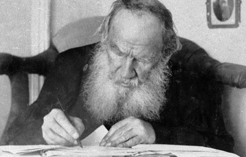 אדם לעולם לא יזכה לשבחים מכולם. אם הוא טוב, אנשים רעים ימצאו בו רע או יצחקו עליו או יגינו אותו. אם הוא רע…