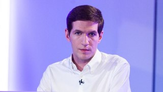 Главреда «Дождя» Тихона Дзядко* заочно приговорили к восьми годам по делу о фейкахДзядко также оштрафовали на 250 тысяч рублей и на 4 года запретили вести соцсети. Журналиста обвинили по статье о фейках о российской армии за два поста в телеграм-канале от 
