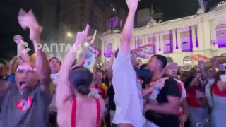 אלפי תומכי לולה דה סילבה יצאו לרחובות ריו דה ז'נרו - אנשים חוגגים את ניצחונו של נשיא ברזיל הנוכחי לולה דה ס…