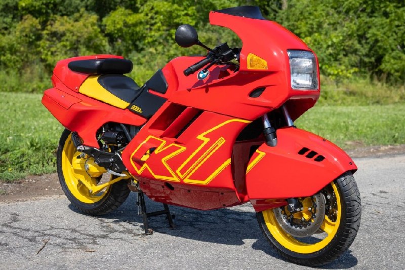 Сегодня мы хотим поговорить о редком мотоцикле 1990 BMW K1 🏎. Эта модель сохран
