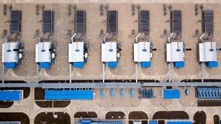 ⚡️ На нефтебазе в Краснодарском крае вспыхнул пожар почти на 4 тысячи кв метров после атаки БПЛАНа территории нефтебазы в Тихорецком районе Краснодарского края загорелся пожар из-за падения обломков беспилотника, сообщает операштаб региона.Огонь распростра