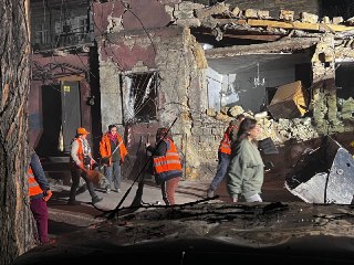 В результате ночных ударов по Одессе пострадали 16 человек, сообщил глава городской военной администрации.По его словам, повреждены жилые и административные дома, гостиница и торговый центр, разрушен детский сад, уничтожены или повреждены десятки автобусов