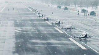 В Китае полетели eVTOL-аппараты EH216-S 🎉Они одновременно взлетели в небо в гор