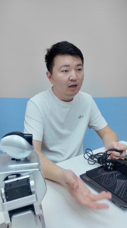 来乐聚机器人研学中心，给服务的IP拍点素材在门口看到他们的小机器人，标价要快1万，比优必选的贵3倍还多，凭啥？听他们介绍完我才知道，原来乐聚机器人的所有动作，都得先编程而优必选的机器人，虽然可以跳舞啥的，但都是固定的程序等于乐聚的是编程教具，优必选的只是玩具一个是花钱积累，一个是花钱消耗，难怪差价这么多🤖来乐聚机器人研学中心，给服务的IP拍点素材在门口看到他们的小机器人，标价要快1万，比优必选的贵3倍还多，凭啥？听他们介绍完我才知道，原来乐聚机器人的所有动作，都得先编程而优必选的机器人，虽然可以跳舞啥的，但都是固定的程序等于乐聚的是编程教具，优必选的只是玩具一个是花钱积累，一个是花钱消耗，难怪差价这么多🤖