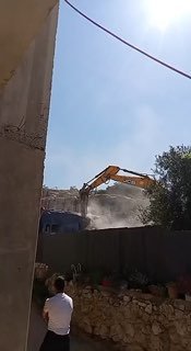 מול דחפורי הכיבוש.. הפלסטיני ג'מיל נג'ג'רה מתפלל וקורא את הקוראן במהלך הריסת ביתו בנחלין, מערבית לבית לחם.