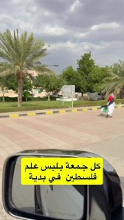 عماني يحمل علم فلسطين في صلاة الجمعة الأسبوعية