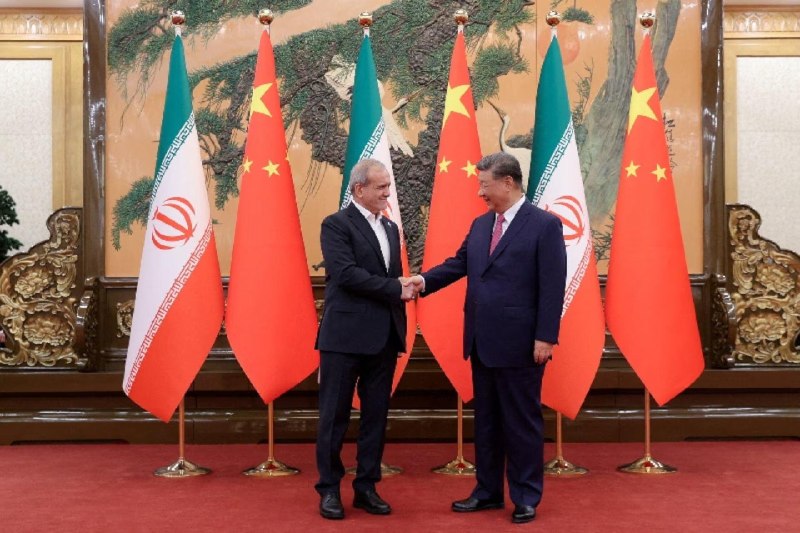 שי ג'ינפינג הסיני בפסגת BRICS בניו דלהי הציע את עזרתה של סין להביא שלום למזרח התיכון, כאשר נשיא איראן יושב…