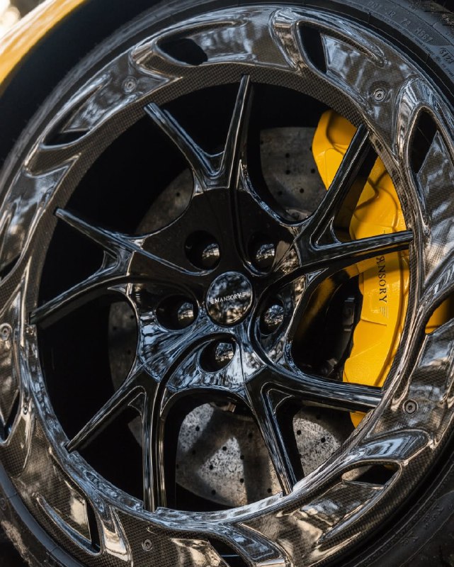 Новый Ferrari SF90 Spider 7