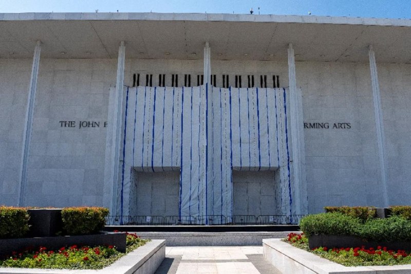 מועצת המנהלים של מרכז קנדי הצביעה על סגירת האולם לאמנויות הבמה בגלל בעיות כלכליות ומחלוקת על מאמצים לשים את שמו של טראמפ על הבניין.