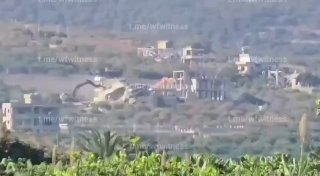 ️🇱🇧🇮🇱 כוחות ישראליים דוחפים בתים ומטעים בעיירה אל-מנצורי בדרום לבנון.