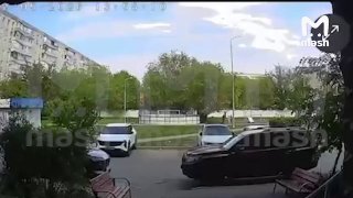 Всушный БПЛА влетел в жилой дом в Оренбурге. Несколько квартир на верхних этажах повреждены.По данным Mash, дрон ударил в многоэтажку по Волгоградской улице. За несколько минут до этого местные заметили аппарат, летящий на низкой высоте. В регионе объявлен