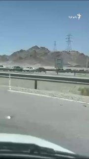 תמונות שפורסמו ברשתות החברתיות ביום חמישי, 29 באוגוסט, מציגות תור ארוך של מכוניות בתחנת דלק באזור כביש משטר…
