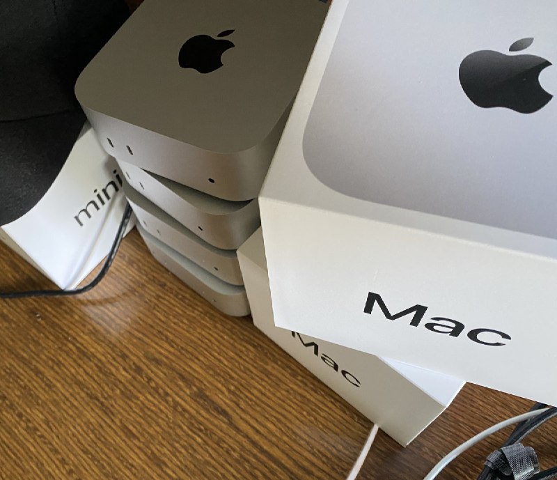 没想到你的第一个AI员工，带火的确是 MacMini...又多了一个买 Mac Mini 的理由了 😂最近火热的 ClawdBot，被很多人称作你的第一个 AI 员工，很多人为了运行 Clawdbot，会专门买一个电脑，而首选大部分都是 Mac Mini
