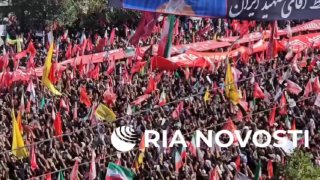 🎥 סוכנות הידיעות הרוסית ריאנובסטי דיווחה עם התמונות הבלעדיות שלה: מאות אלפי אנשים התאספו ברחוב האימאם רזה…
